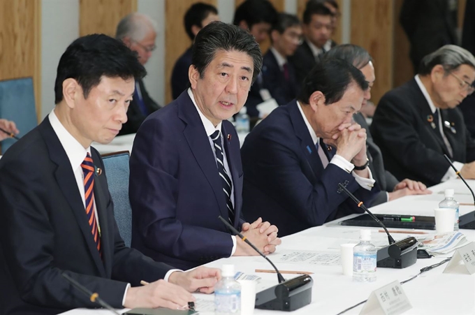 아베 신조 일본 총리가 5일 총리 관저에서 열린 신종 코로나바이러스 감염증 대책본부회의에서 한국, 중국으로부터 입국한 사람에 대한 2주간 지정 시설 대기 방침을 발표하고 있다. 도쿄=AFP 연합뉴스