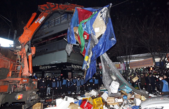 동작구청이 지난달 21일 기습적인 행정대집행을 단행해 옛 노량진수산시장 상인들이 서울 동작구 노량진역 앞에 설치한 노점들을 철거하고 있다. 연합뉴스