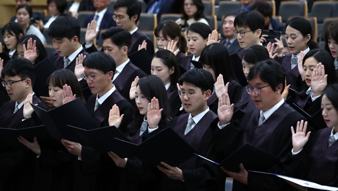 2019년 서울 서초구 대법원에서 열린 신임 법관 임명식에서 신임 법관들이 선서를 하고 있다. 한국일보 자료사진