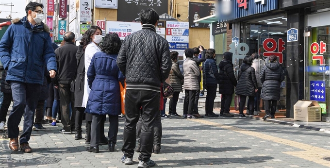 시민들이 공적 마스크를 구매하기 위해 서울시 종로구의 한 약국 앞에 길게 줄을 서 있다. 정준희 인턴기자