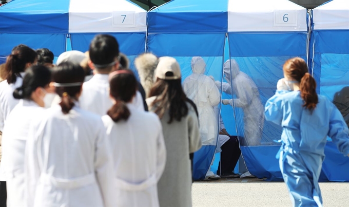 의료진과 환자, 보호자 등 9명이 신종 코로나바이러스 감염증(코로나19) 확진 판정을 받아 진료가 중단된 경기도 성남시 분당제생병원에서 6일 오전 의료진이 검체 채취를 위해 줄을 서 있다. 연합뉴수