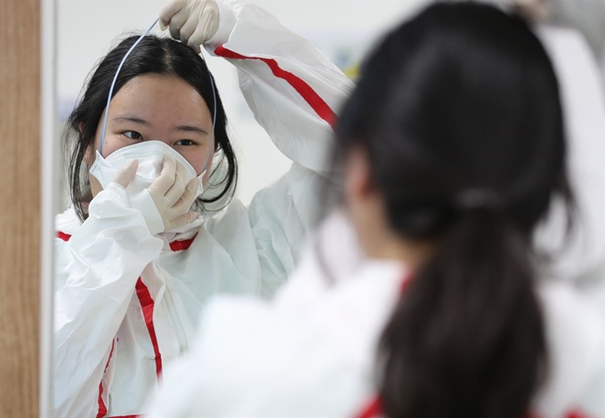 2일 오전 대구시 중구 계명대학교 대구동산병원 보호구 착의실에서 의료진이 보호구를 착용하고 있다. 연합뉴스