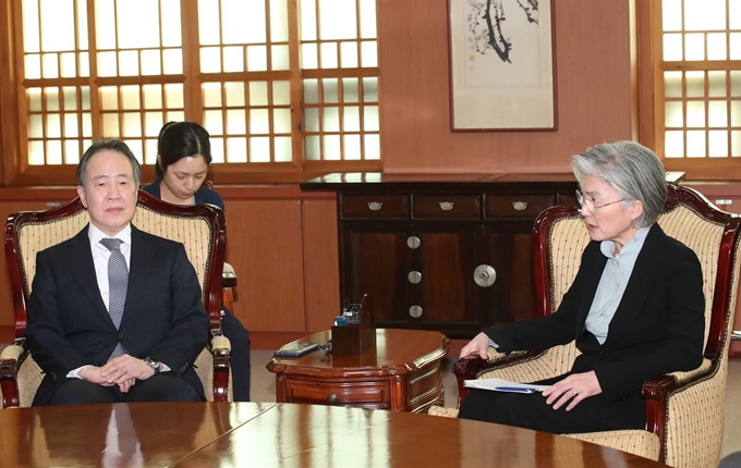 강경화(오른쪽) 외교부 장관이 6일 서울 종로구 도렴동 외교부 청사에서 도미타 고지 주한 일본대사를 초치해 신종 코로나바이러스 감염증과 관련해 한국발 입국자의 2주 격리 방침 등 입국제한 조치를 강화한 것에 대해 항의하고 있다. 연합뉴스