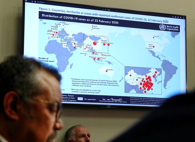 Figure 1 지난달 22일 스위스 제네바에서 열린 세계보건기구(WHO) 기자회견 도중 전 세계 신종 코로나바이러스 감염증 분포도가 TV에 표시되고 있다. 제네바=로이터 연합뉴스