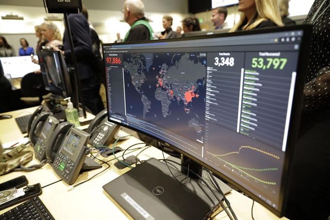 코로나19 태스크포스9(TF)를 지휘하고 있는 마이크 펜스 미 부통령이 5일(현지시간) 워싱턴주 투어 중 캠프 머레이에 있는 워싱턴주 긴급 대응센터를 방문한 가운데 컴퓨터 모니터에 전세계 코로나19 확산 상황이 표시되고 있다. 워싱턴=AP 연합뉴스