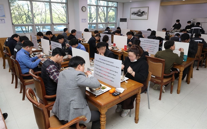 5일 오전 인천광역시 연수구 해양경찰청에서 해경 직원들이 코로나19 예방을 위해 칸막이가 놓여진 식탁에서 식사를 하고 있다. 인천=뉴스1