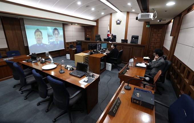 신종 코로나 여파로 전국 법원들이 휴정기에 들어간 가운데 4일 오후 서울 서초구 서울고등법원에서 코로나19 대응 방안으로 원격영상재판이 시행되고 있다. 사진공동취재단