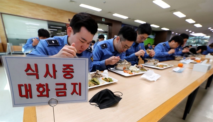 5일 오전 인천광역시 연수구 해양경찰청에서 해경 직원들이 코로나19 예방을 위해 한 줄로 앉아 식사를 하고 있다. 인천=뉴스1