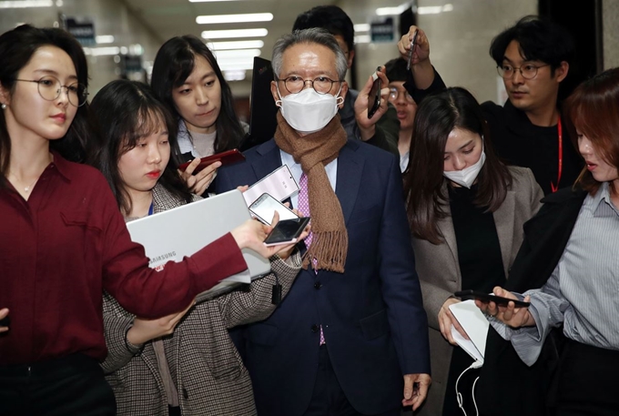 김형오(가운데) 미래통합당 공천관리위원장이 6일 국회에서 대구·경북 지역 공천 결과 발표 후 회의장을 나서고 있다. 연합뉴스