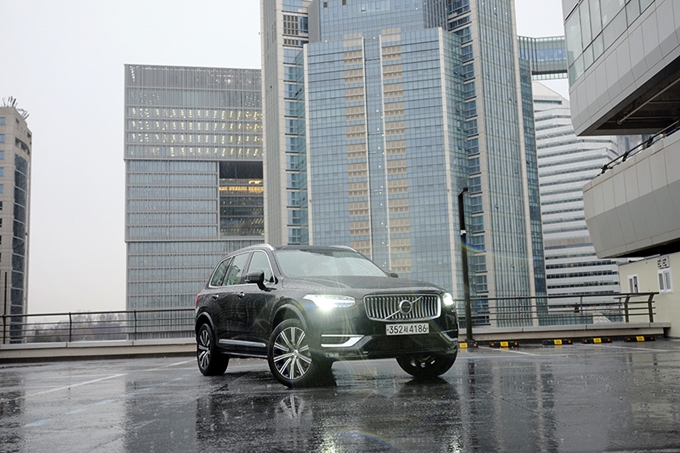 볼보 XC90 T6 인스크립션은 기술의 진보 속에서 클래식과 프리미엄의 가치를 담고 있다.