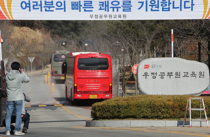 6일 오후 충남 천안시 동남구 우정공무원연구원에 대구,경북지역 코로나19 경증환자들이 탑승한 버스가 임시 생활치료센터로 들어가고 있다. 천안=연합뉴스