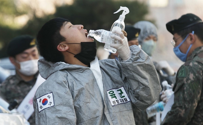 6일 울산시 북구 연암동 한 아파트에서 육군 53사단 7765부대 장병이 신종 코로나바이러스 감염증(코로나19) 예방을 위해 방역을 한 뒤 쉬는 시간에 물을 마시고 있다. 울산=뉴스1