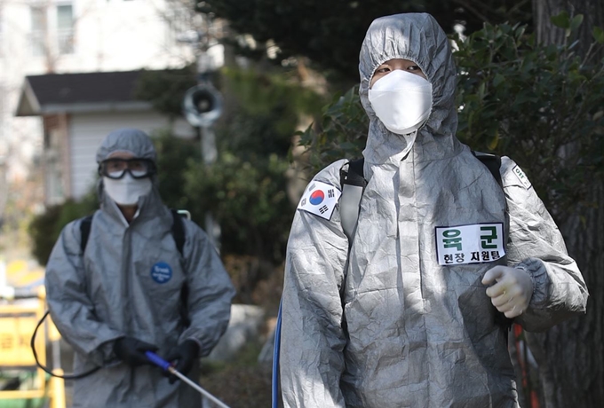 6일 울산시 북구 연암동 일원에서 육군 53사단 7765부대 장병들이 신종 코로나바이러스 감염증(코로나19) 예방을 위해 방역을 하고 있다. 뉴스1