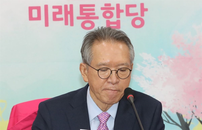 김형오 미래통합당 공천관리위원장이 6일 오후 서울 여의도 국회에서 대구ㆍ경북 지역 공천 결과를 발표하며 자료를 보고 있다. 연합뉴스