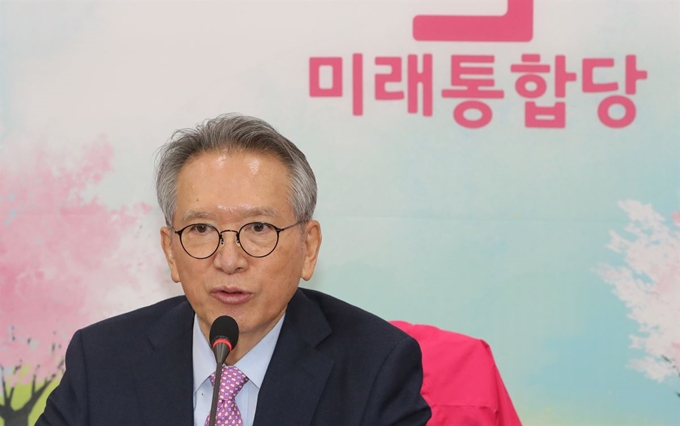 미래통합당 김형오 공천관리위원장이 6일 오후 서울 여의도 국회에서 대구·경북 지역 공천 결과를 발표하고 있다. 연합뉴스