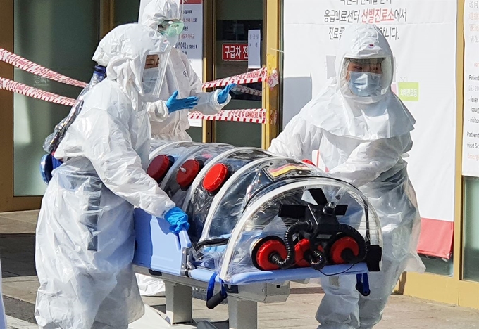 대구 경북대학교 병원에 신종 코로나바이러스 감염증 환자가 이송되고 있다. 연합