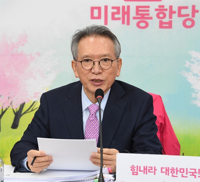 김형오 미래통합당 공천관리위원장이 6일 국회에서 공관위의 대구ㆍ경북 지역 공천결과에 대한 발표를 하고 있다. 오대근기자