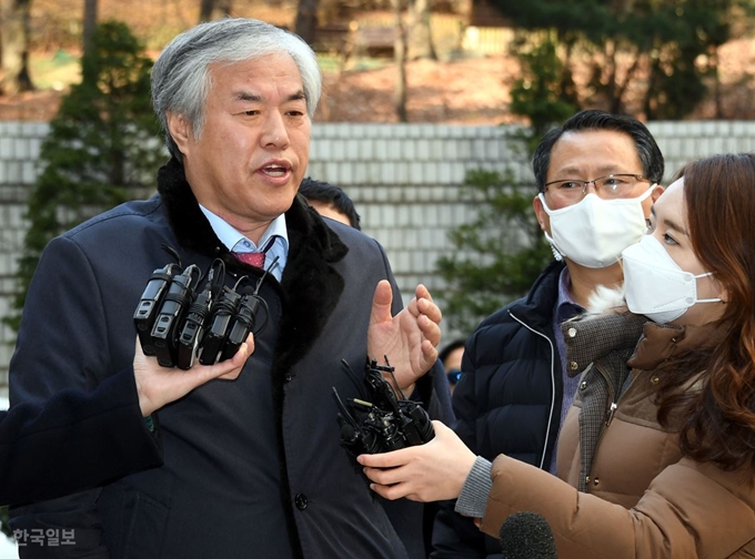 [저작권 한국일보] 전광훈 한국기독교총연합회 대표회장 목사가 지난달 24일 오전 서초구 서울중앙지법에서 열린 구속 전 피의자 심문(영장실질심사)에 출석하며 취재진의 질문에 답하고 있다. 고영권 기자