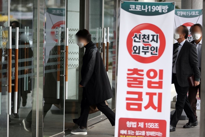 8일 오전 광주 남구 한 교회에서 예배에 참석하려는 신도가 교회당 건물에 들어서고 있다. 광주시와 5개 자치구는 신종 코로나바이러스 감염증(코로나19) 확산을 우려해 지역 1,400여개 개신교회를 방문해 집합 예배 자제를 호소했다. 광주=연합뉴스