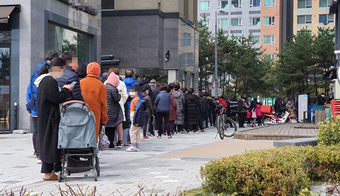 서울 시내 한 약국 앞에서 시민들이 마스크를 구입하기 위해 줄을 서 기다리고 있다. 연합뉴스