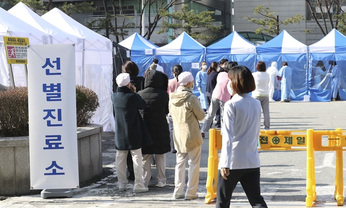 지난 6일 오전 간호사, 간호조무사, 입원 환자 등 8명이 신종 코로나바이러스 감염증(코로나19) 확진 판정을 받아 외래진료가 중단된 경기 성남 분당제생병원 선별진료소에 의료진과 병원 관계자들이 검체 채취를 위해 줄지어 기다리고 있다. 뉴시스