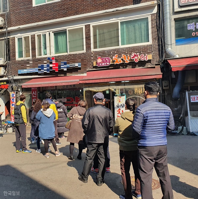 [저작권 한국일보]8일 오전 서울 중구 신당동에 위치한 약국 앞에 주민들이 마스크를 구입하기 위해 줄을 서 있다. 안하늘 기자