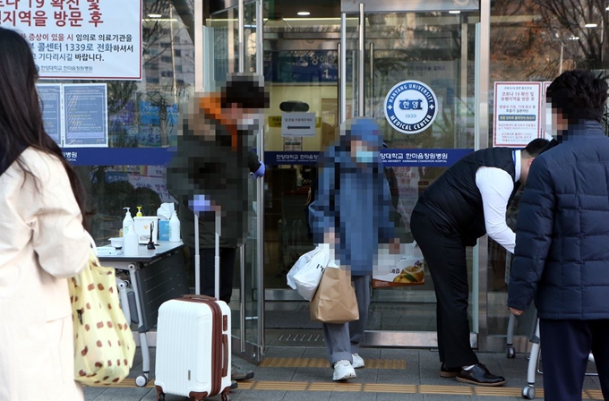 8일 코호트 격리에서 해제된 한마음창원병원에서 격리자들이 12일만에 병원을 나서고 있다. 연합뉴스