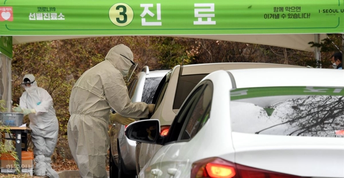 [저작권 한국일보]3일 오후 서울 은평병원에 마련된 드라이브 스루 (Drive-Thru) 선별진료소에서 의심환자들이 검사를 받고 있다. 고영권 기자