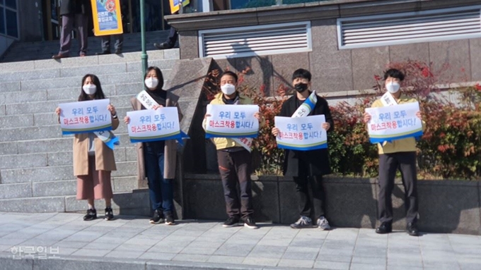 [저작권 한국일보]8일 오전 광주 남구의 한 교회 앞에서 공무원들이 신종 코로나바이러스 감염증(코로나19) 확산 방지를 위해 집합예배 자제를 호소하고 있다. 안경호 기자