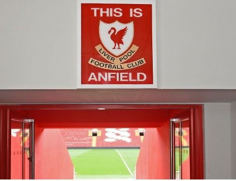 리버풀 홈구장 안필드 선수 출입구에 부착된 'This is Anfield' 간판. 리버풀 홈페이지