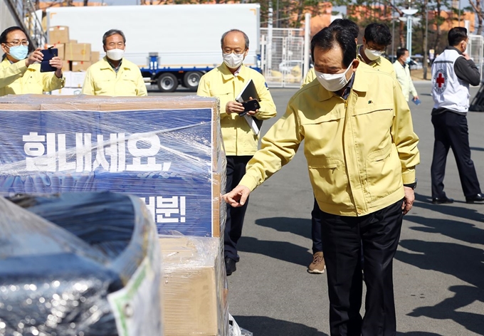 정세균 국무총리가 8일 오후 대구시 수성구 대구스타디움에서 신종 코로나바이러스 감염증(코로나19) 대응 지원 물품 현장 점검을 하고 있다. 대구=연합뉴스