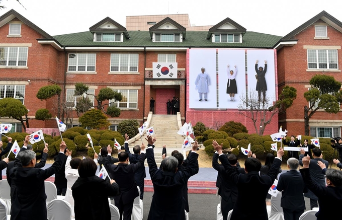 1일 종로구 배화여고에서 열린 3.1절 기념식에서 디지털 아바타로 구현한 김구 선생과 유관순 열사, 홍범도 장군 등의 선창으로 참석자들이 만세삼창을 하고 있다. 연합뉴스