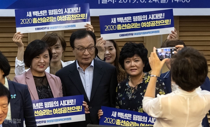 지난해 6월 24일 서울 여의도 국회 의원회관에서 열린 더불어민주당 '2020 총선 승리를 위한 여성당당 선포식'에서 이해찬 대표가 참석자들과 함께 기념촬영을 하고 있다. 오대근 기자