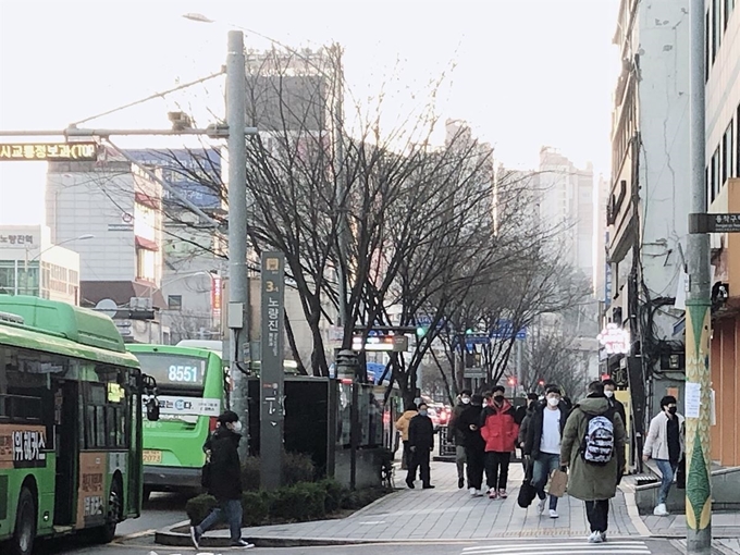 6일 오전 6시 30분 노량진 학원 앞. 수험생들이 버스를 타고 노량진에 도착하고 있다. 이혜인 인턴기자