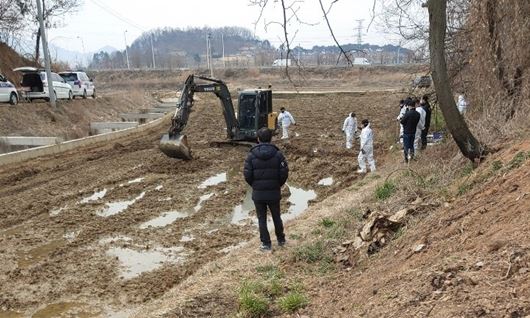 지난 7일 몽골 여성 B씨의 시신이 암매장 된 경북 상주지역 한 논에서 경찰 관계자들이 굴착작업을 하고 있다. 독자제공