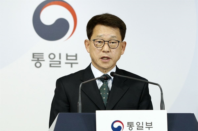 여상기 통일부 대변인이 9일 오전 종로구 정부서울청사에서 열린 정례브리핑에서 요미우리신문의 '한국 정부가 코로나19 대응을 위한 북한의 마스크 지원 요청을 거부했다'는 보도에 대해 사실무근이라고 밝히고 있다. 뉴스1