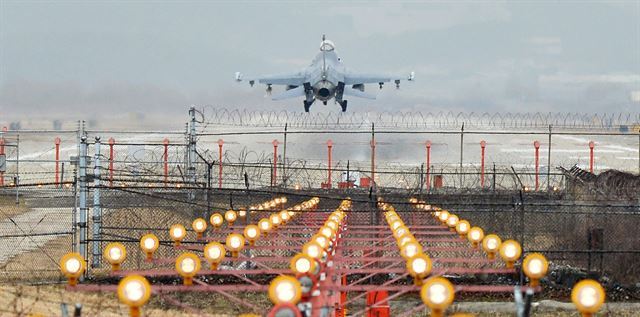 작전을 마치고 경기 평택시 주한미군 오산공군기지로 복귀 중인 F-16 전투기. 한국일보 자료사진