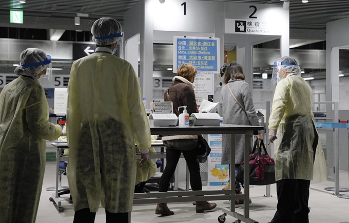 일본 정부의 입국 규제 강화 조치가 시행된 9일 나리타 국제공항에서 인천공항에서 출발한 제주항공 7C 1162기가 도착해 검역관들이 검역을 하고 있다. 나리타=EPA 연합뉴스