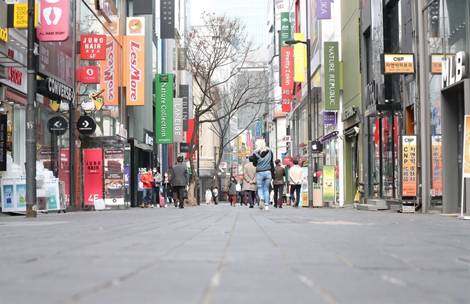 9일 서울 중구 명동거리가 한산한 모습을 보이고 있다. 연합뉴스