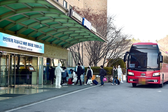 대구 지역의 신종코로나 경증 환자들이 생활치료센터로 지정된 제천 청풍리조트에 입소하고 있다. 제천시 제공