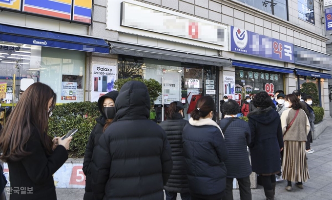 공적판매 마스크 5부제가 시행된 첫날인 9일 오전 서울 영등포구 소재 약국 앞에 시민들이 마스크를 구매하기 위해 줄 서 있다. 이한호 기자