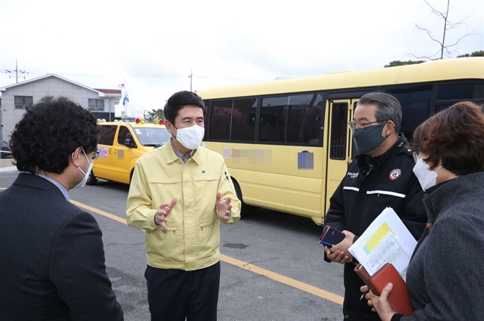 이강덕 경북 포항시장이 9일 포항지역 한 어린이집을 찾아 신종 코로나 바이러스 감염증(코로나19) 예방 수칙을 설명하고 있다. 포항시 제공