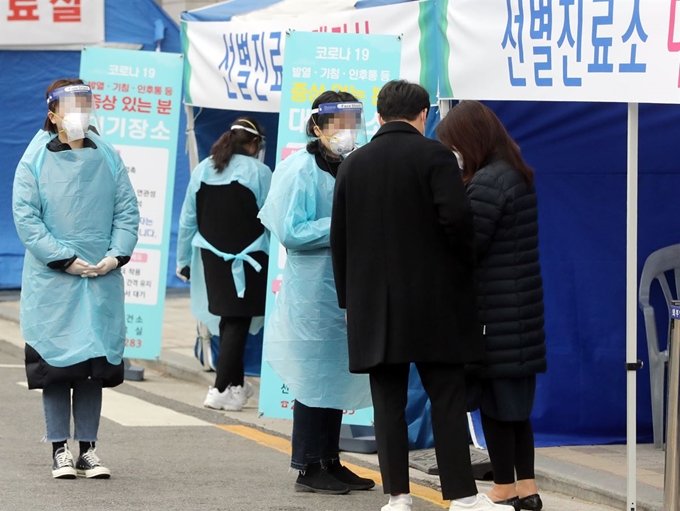 주말 사이 서울 동대문구에 코로나 19 확진자가 추가로 발생했다. 9일 서울 동대문구 보건소에서 관계자들이 선별진료소를 찾은 시민을 안내하고 있다. 연합뉴스