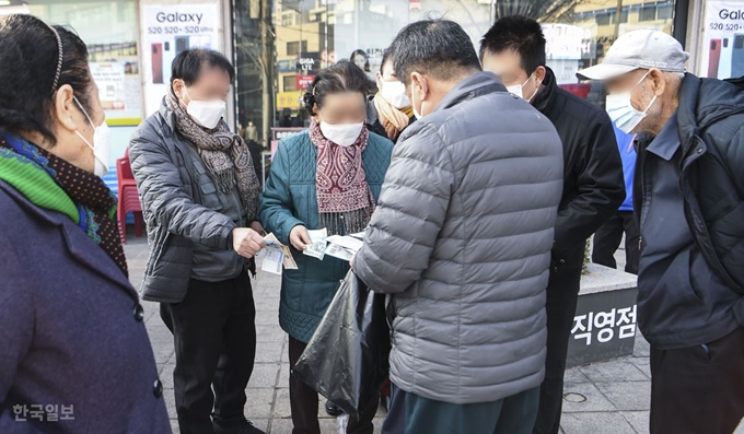 공적판매 마스크 5부제가 시행된 첫날인 9일 오전 서울 영등포구 소재 약국에 마스크가 아직 입고되지 않아 이를 구매하지 못한 시민들 중 일부가 개인 판매자로부터 마스크를 구매하고 있다. 판매자는 50장의 KF94 마스크를 장 당 1,500원에 판매했다. 이한호 기자