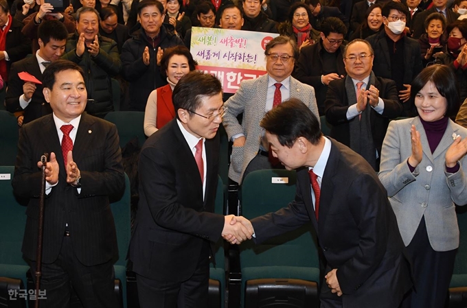 지난달 5일 오후 여의도 국회도서관에서 열린 미래한국당 중앙당 창당대회에서 한선교 당 대표가 황교안 자유한국당 대표의 축하를 받고 있다. 오대근기자