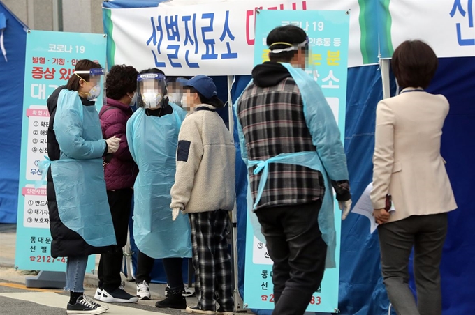 9일 서울 동대문구 보건소에서 관계자들이 선별진료소를 찾은 시민을 안내하고 있다. 연합뉴스