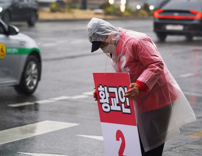 황교안 대표가 4.15총선을 앞두고 출마한 종로구 혜화동 거리에서 지나는 차량을 향해 인사하고 있다. 황교안 예비후보제공