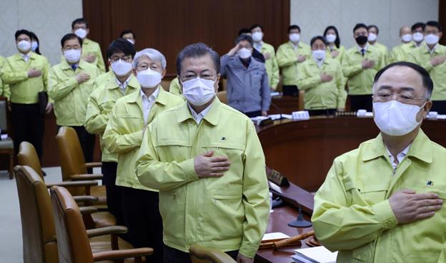 우리 국민은 정말 ‘그것이 알고 싶다’. 초기에 중국인 입국금지를 하지 않았던 이유와 마스크 대란의 근본 원인이 ‘그것’이다. 사진은 문재인 대통령이 3일 국무회의에 참석해 국민의례를 하고 있는 모습. 왕태석 선임기자