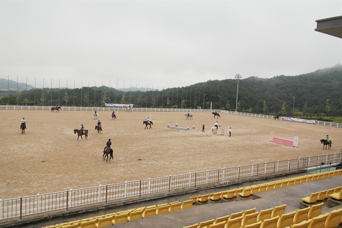 경북 상주 승마장에서 동호인들이 승마체험을 하고 있다. 경북도 제공