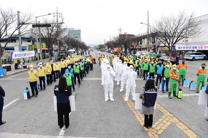 대구 동구청 공무원을 비롯해 민간 방역단, 50사단 장병 등 150여명이 지난 9일 방역활동을 위해 집결해 코로나 방역에 대한 각오를 다짐하고 있다. 동구청 제공